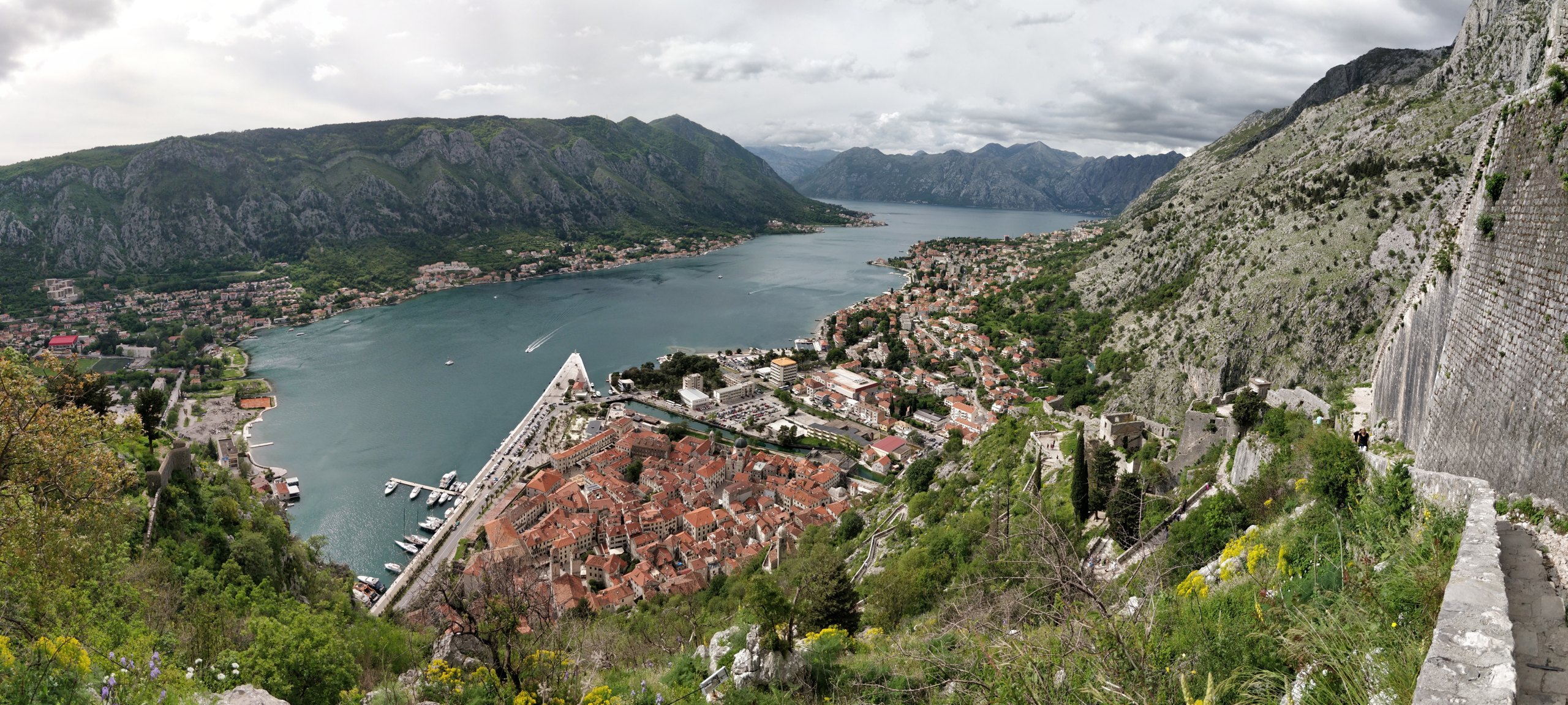 Bucht von Kotor mit Altstadt und Bergen in Montenegro